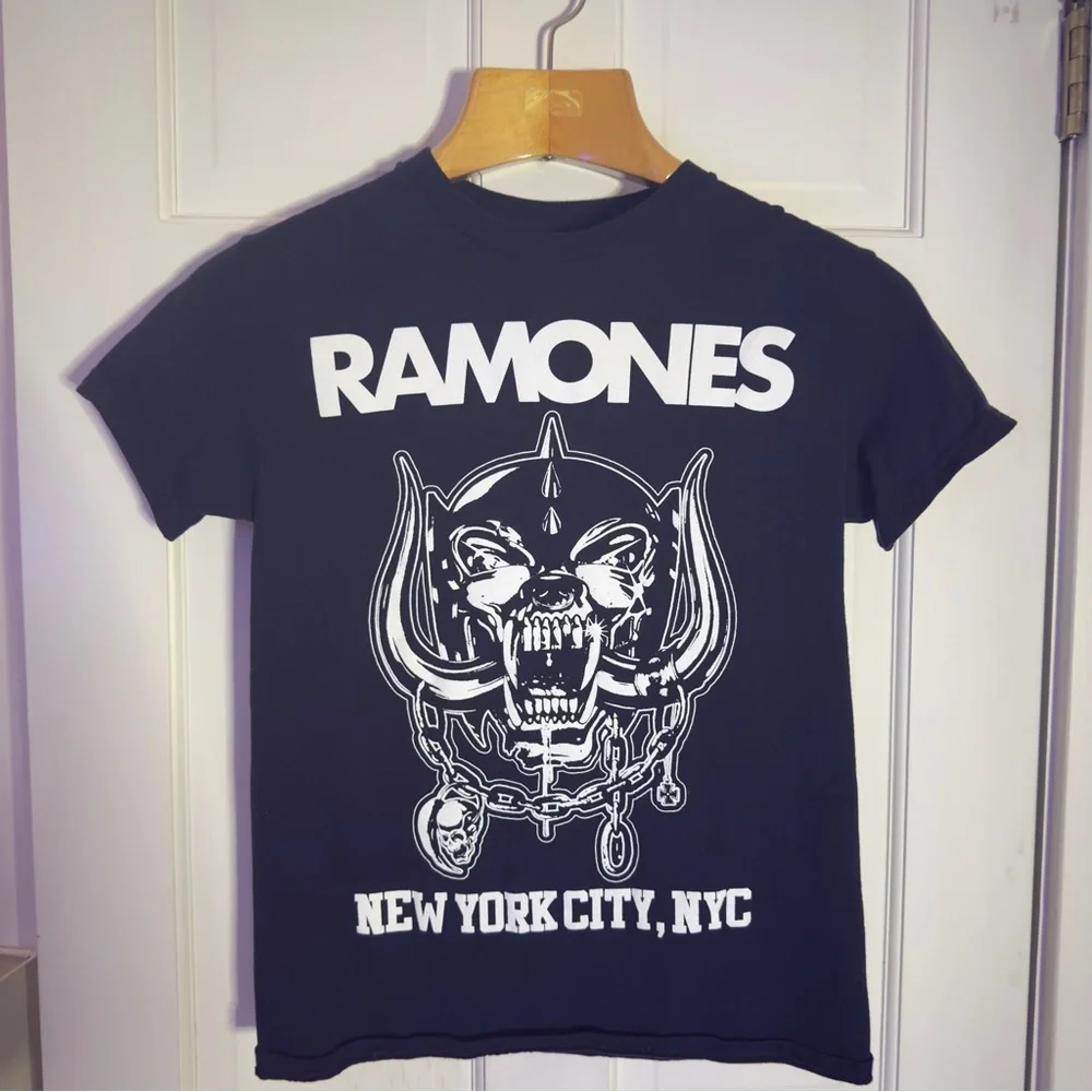 Ramones Size Small Black Graphic T-Shirt‎